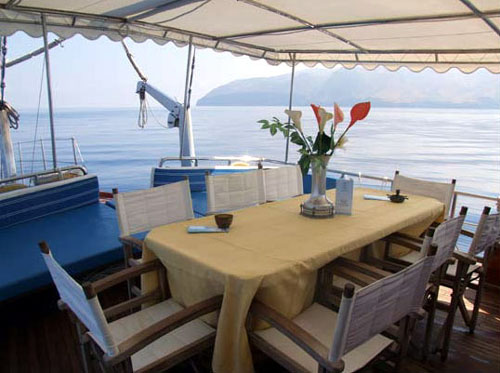 Caicco San Salvador in navigazione sul mare delle Eolie